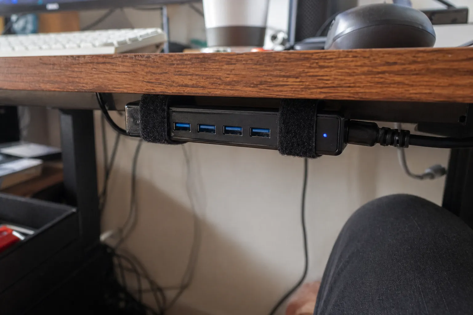 책상 밑 USB 허브 고정