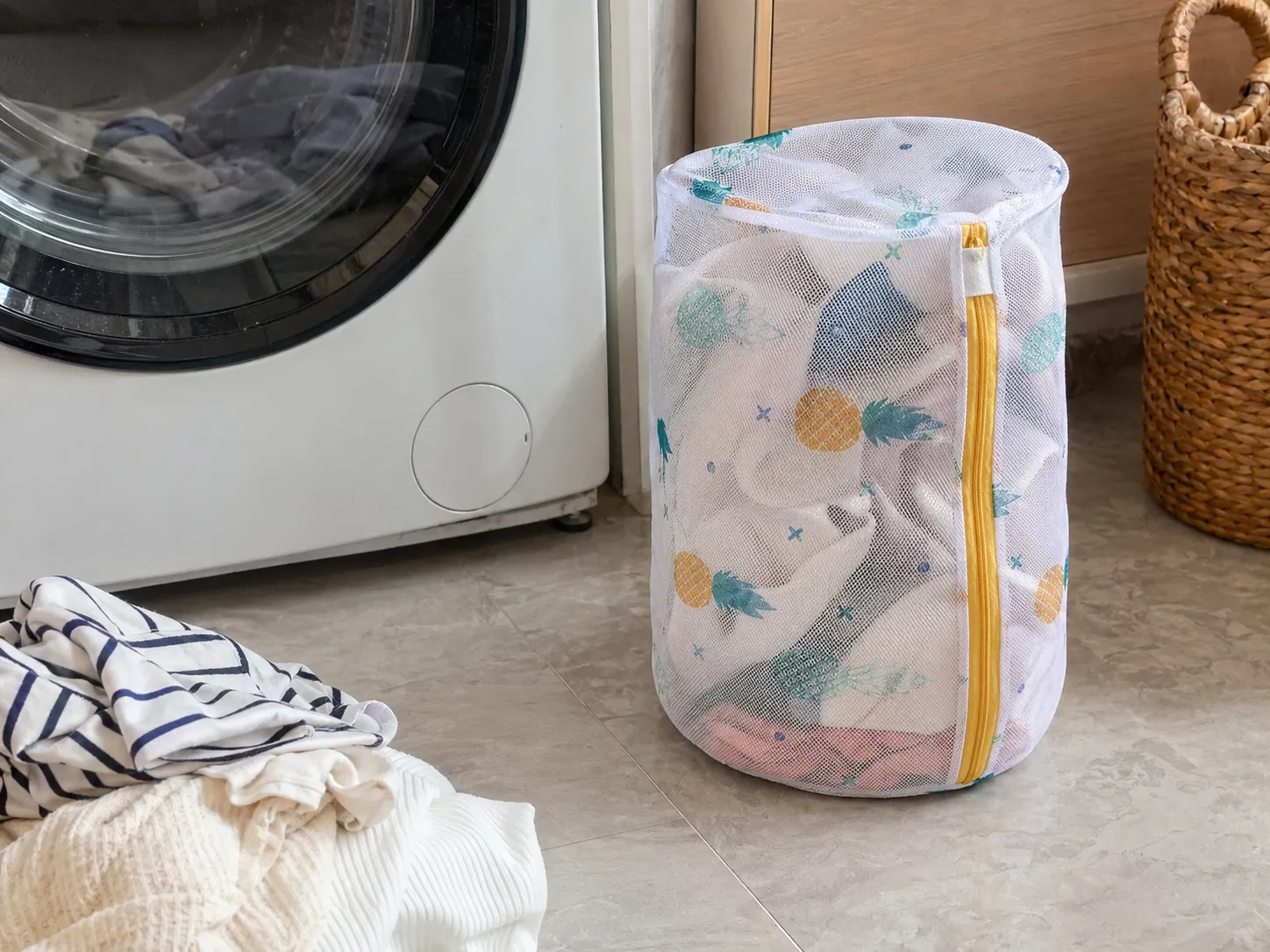 Zipper mesh laundry bag
