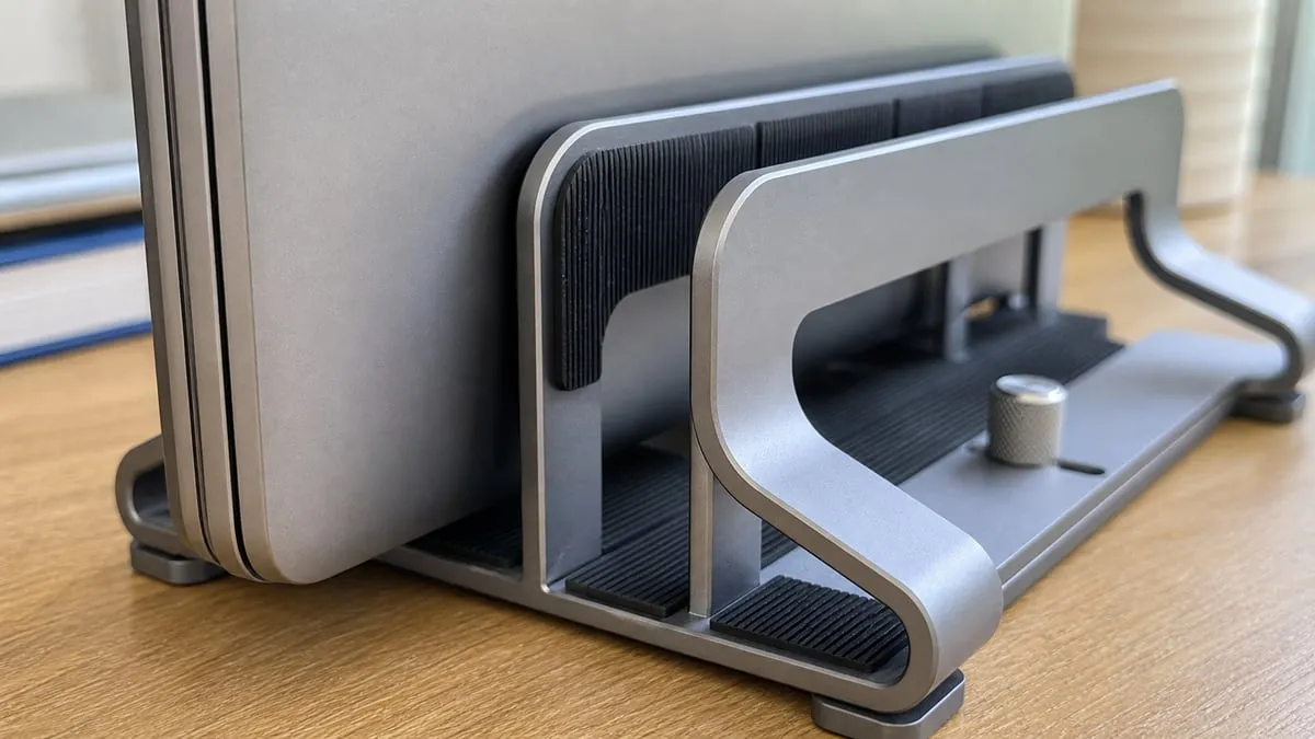 Black rubber pads between the laptop edge and the aluminum groove