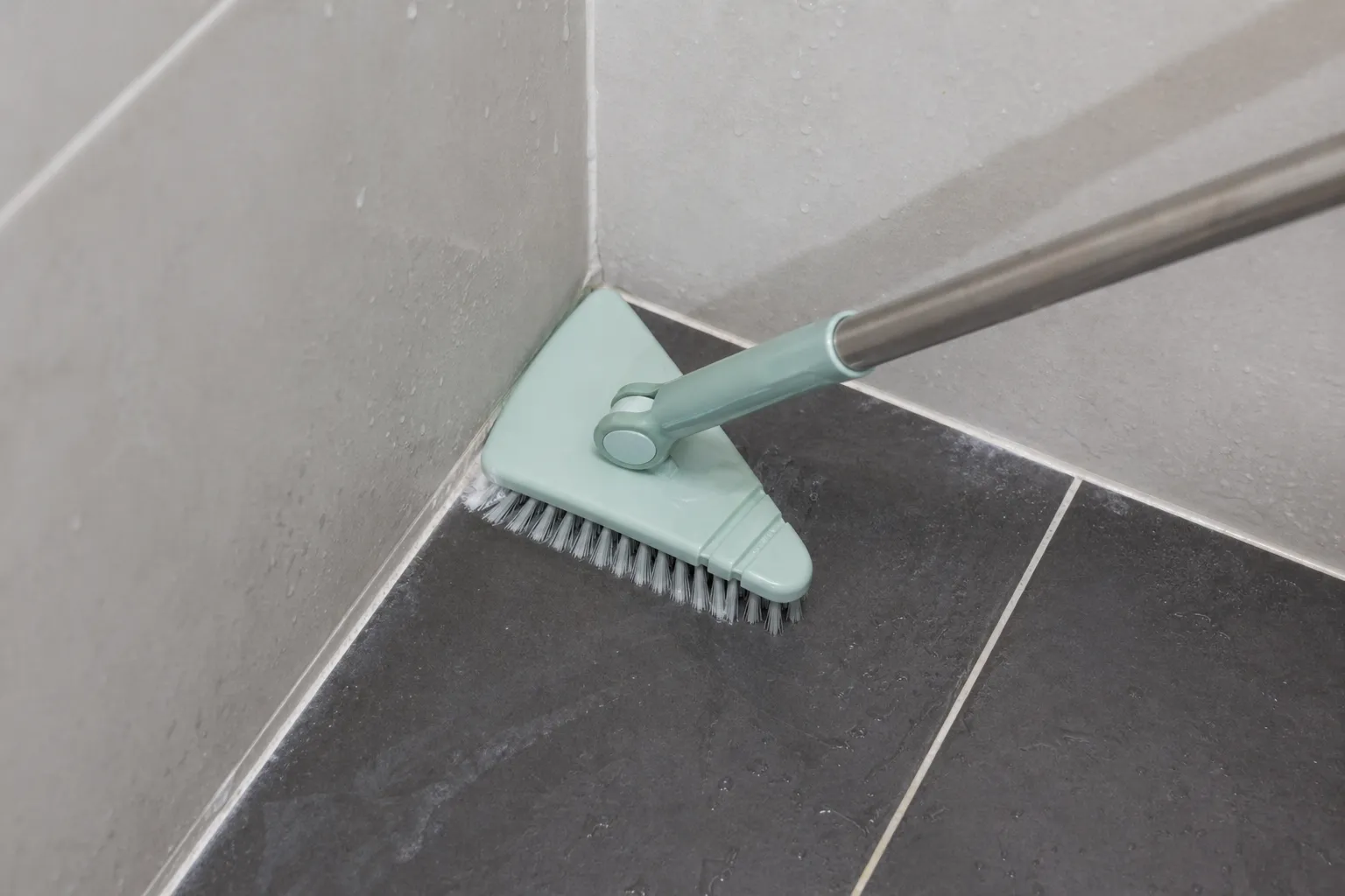 Long-handle triangle floor brush